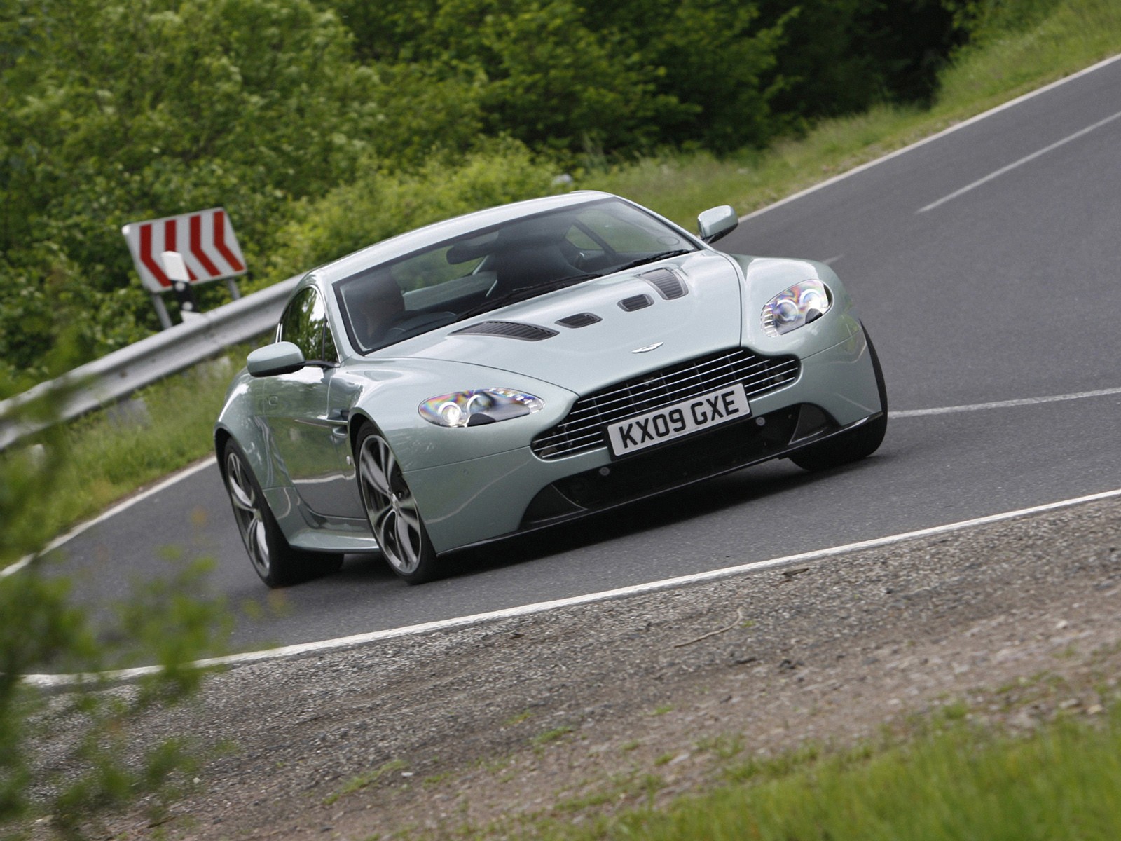 Aston Martin V12 Vantage photo 9