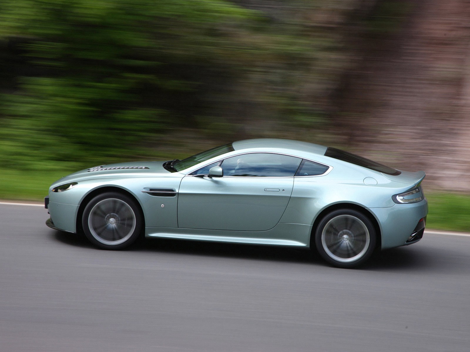Aston Martin V12 Vantage photo 10