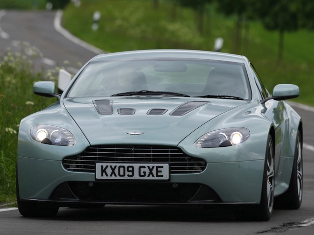 Aston Martin V12 Vantage photo 11