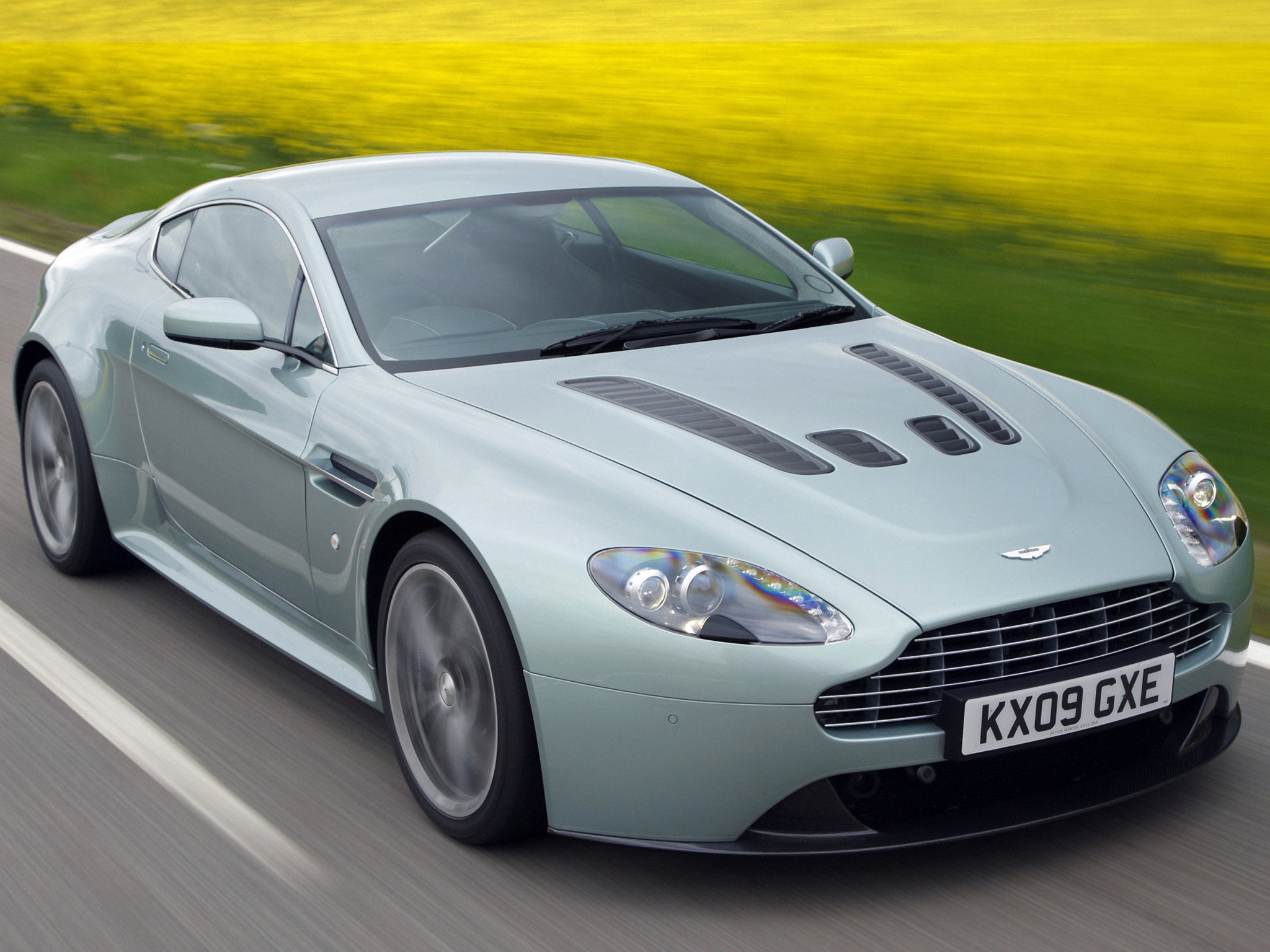 Aston Martin V12 Vantage photo 12