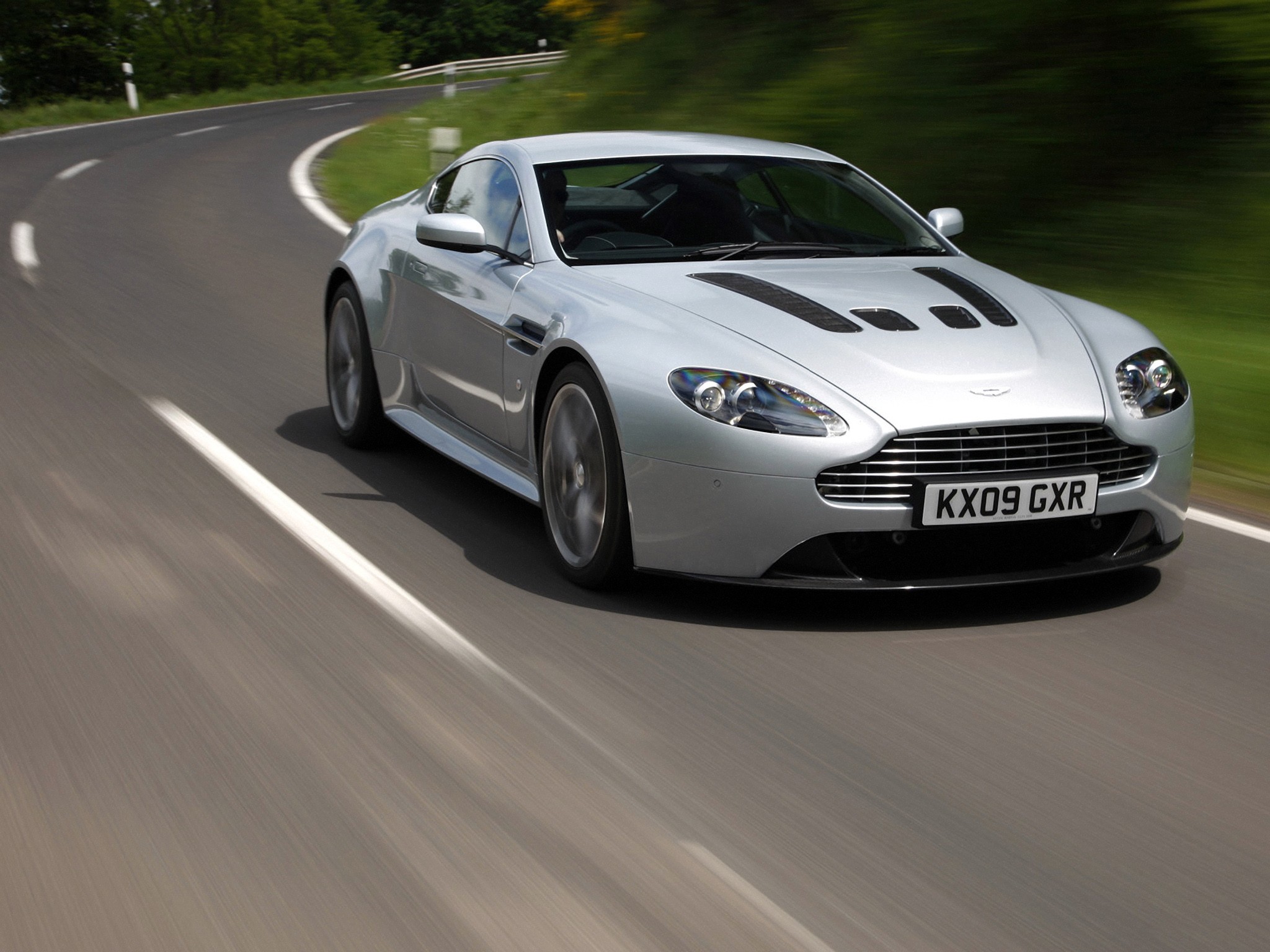 Aston Martin V12 Vantage photo 13