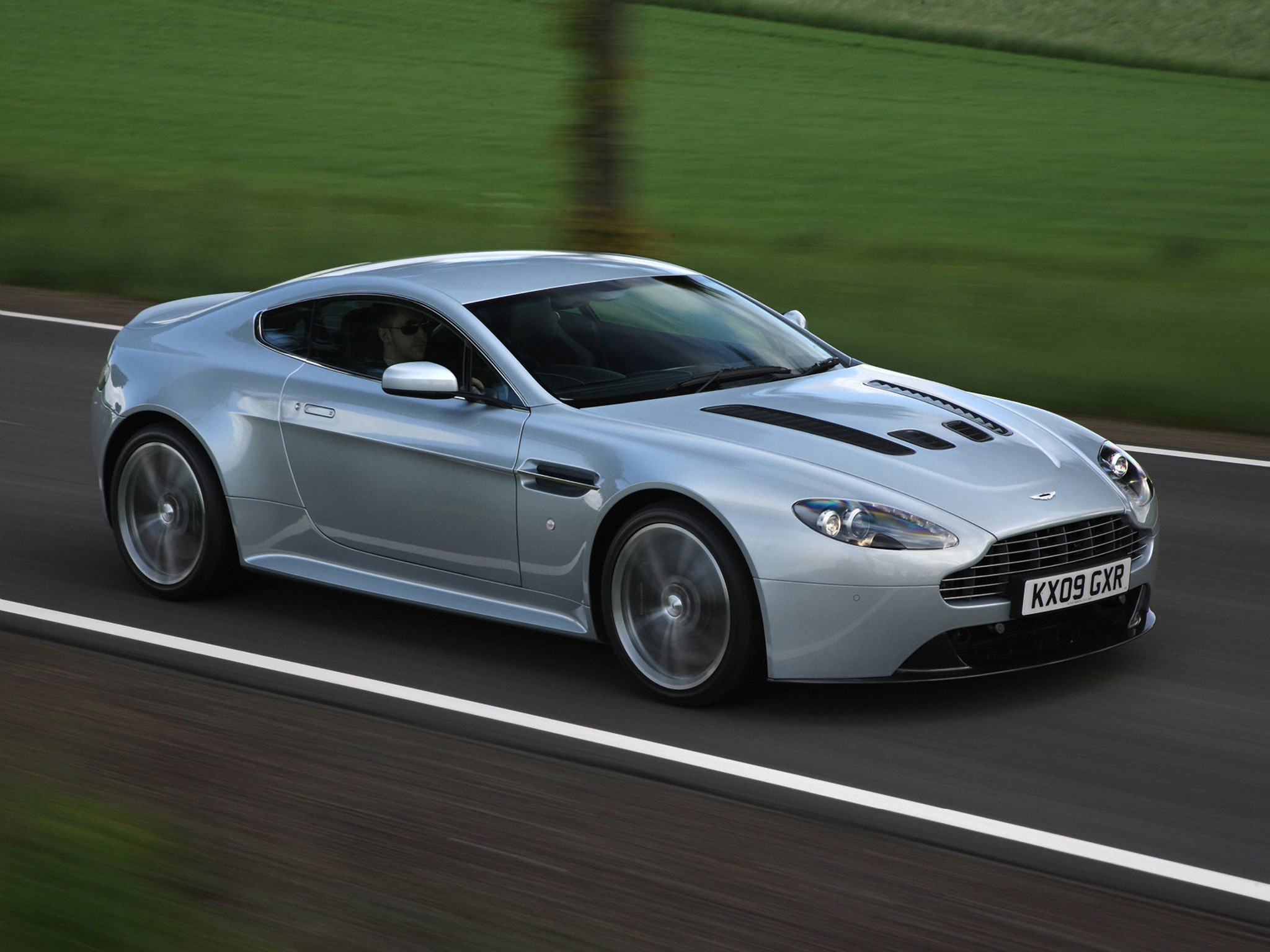 Aston Martin V12 Vantage photo 14
