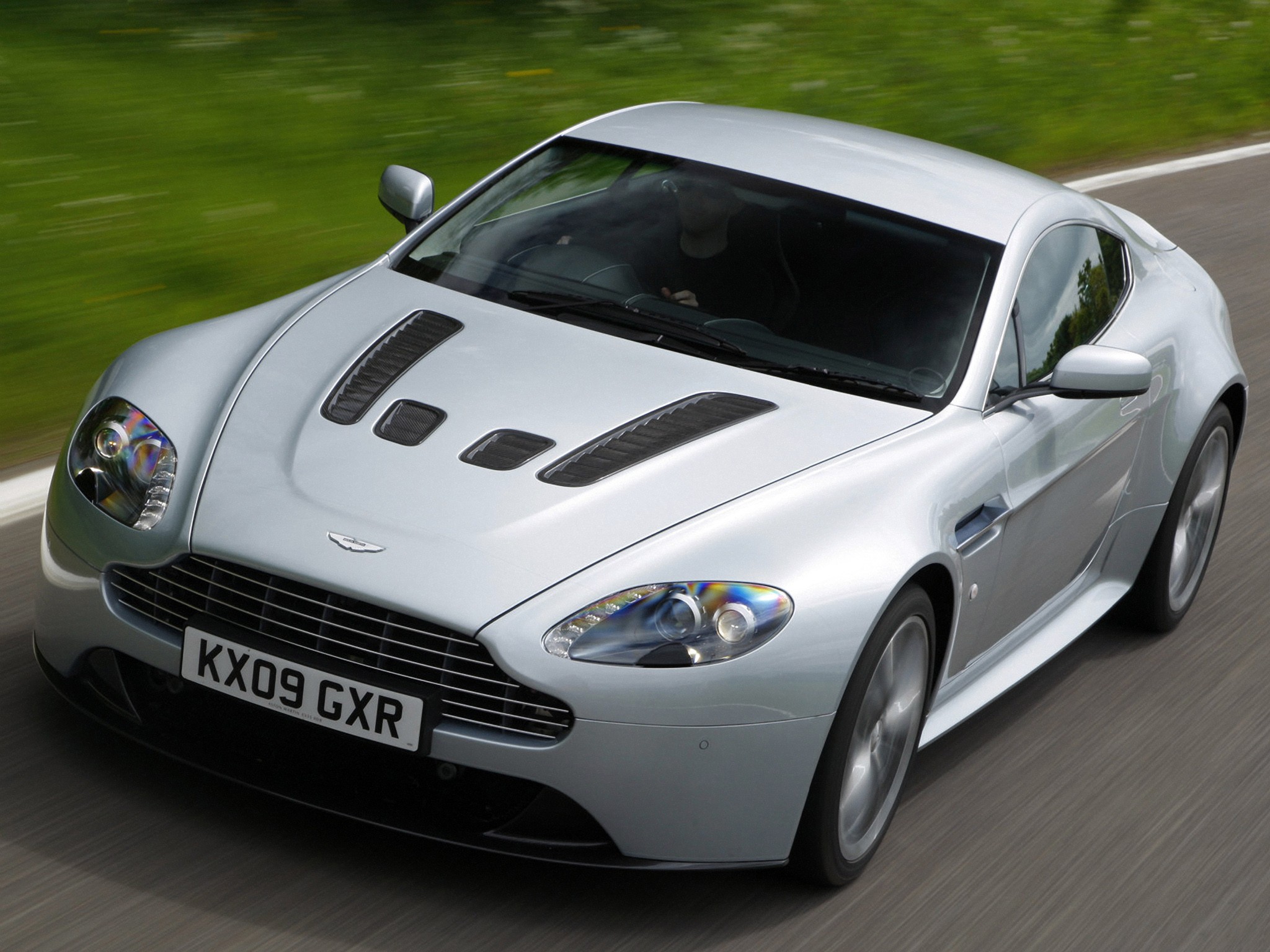 Aston Martin V12 Vantage photo 15