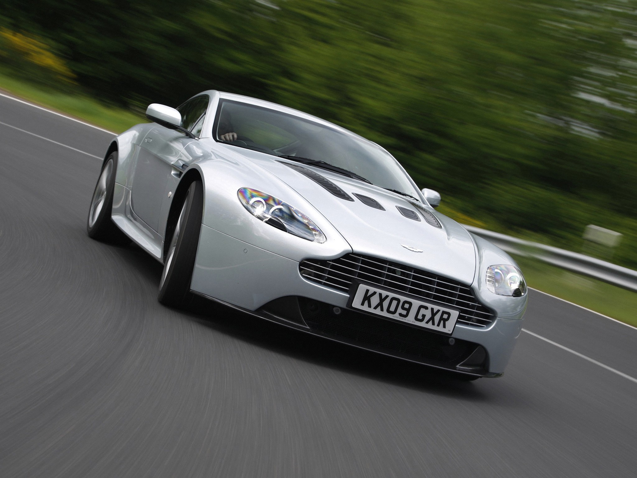Aston Martin V12 Vantage photo 16