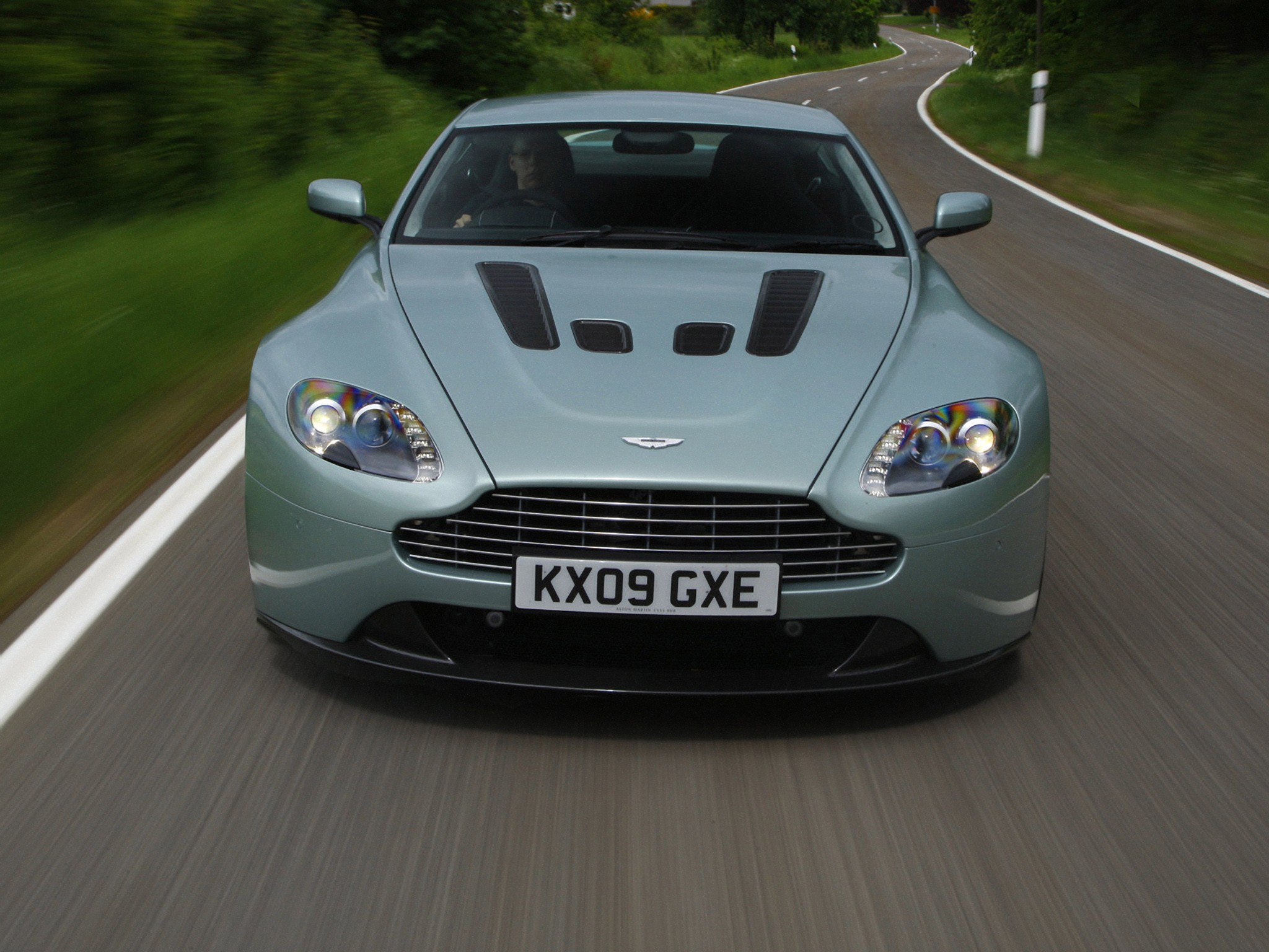 Aston Martin V12 Vantage photo 17