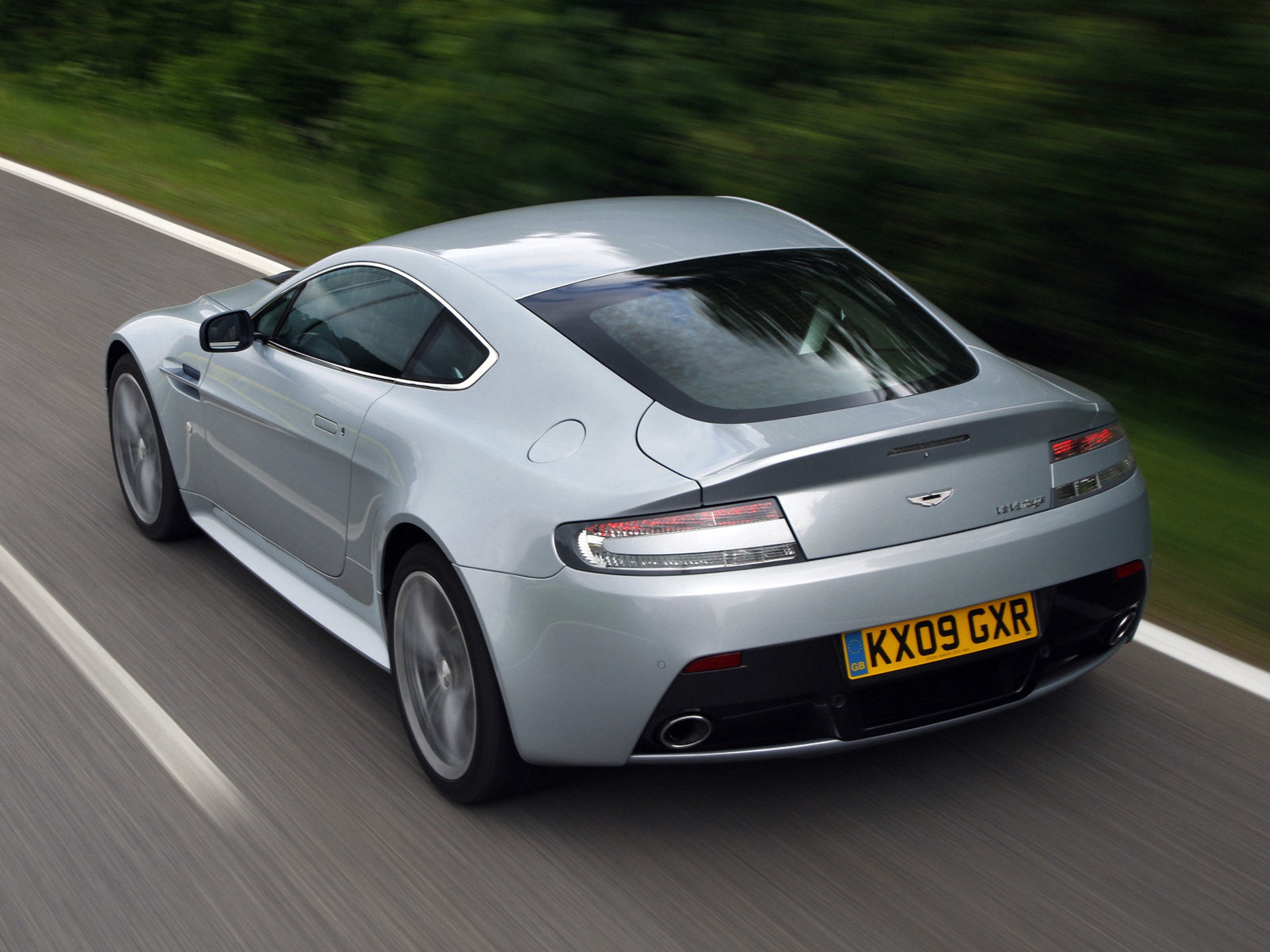 Aston Martin V12 Vantage photo 18