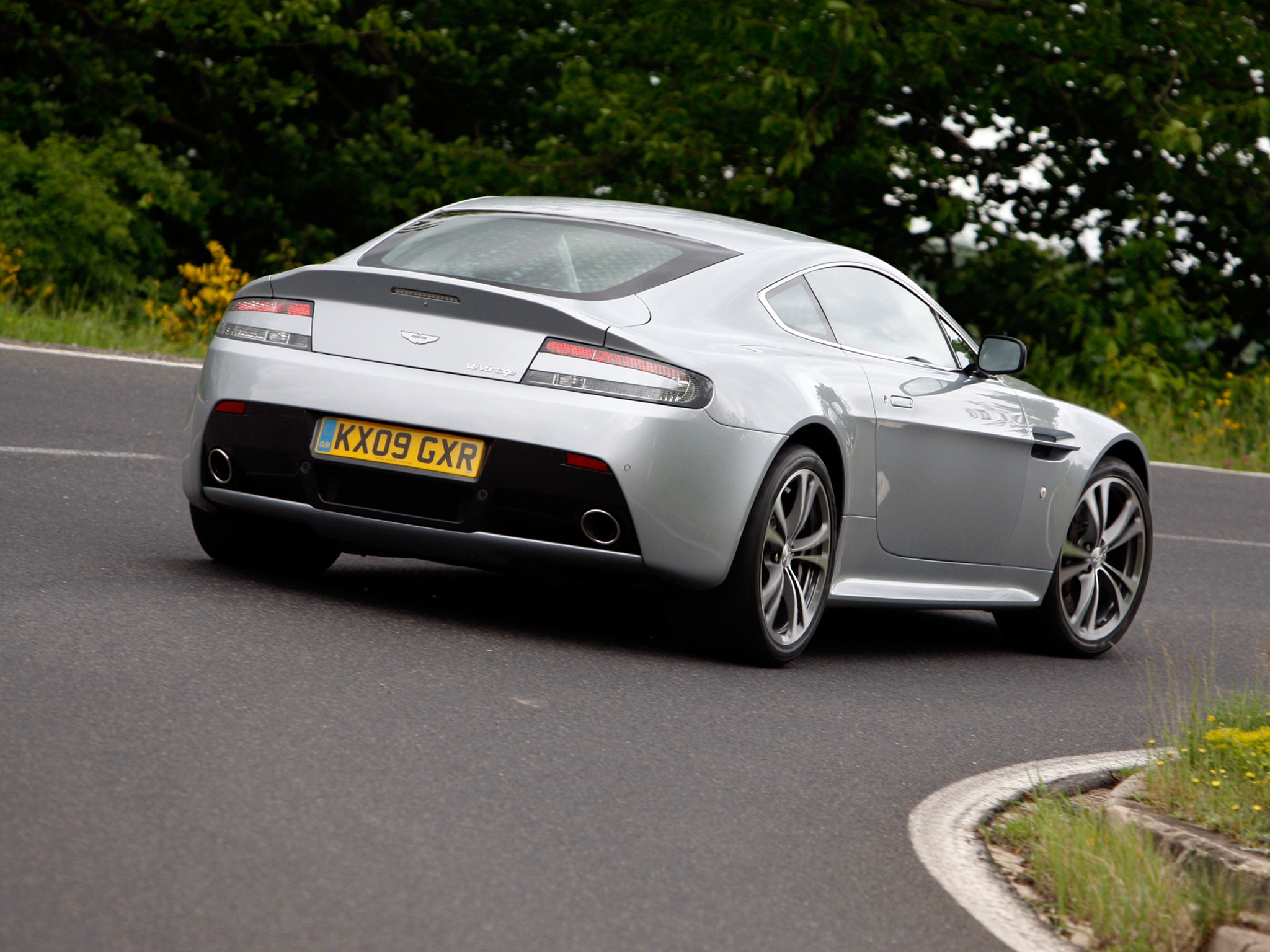 Aston Martin V12 Vantage photo 20