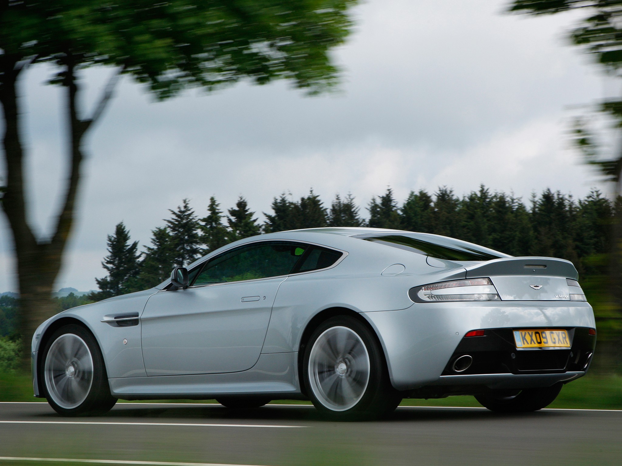 Aston Martin V12 Vantage photo 21