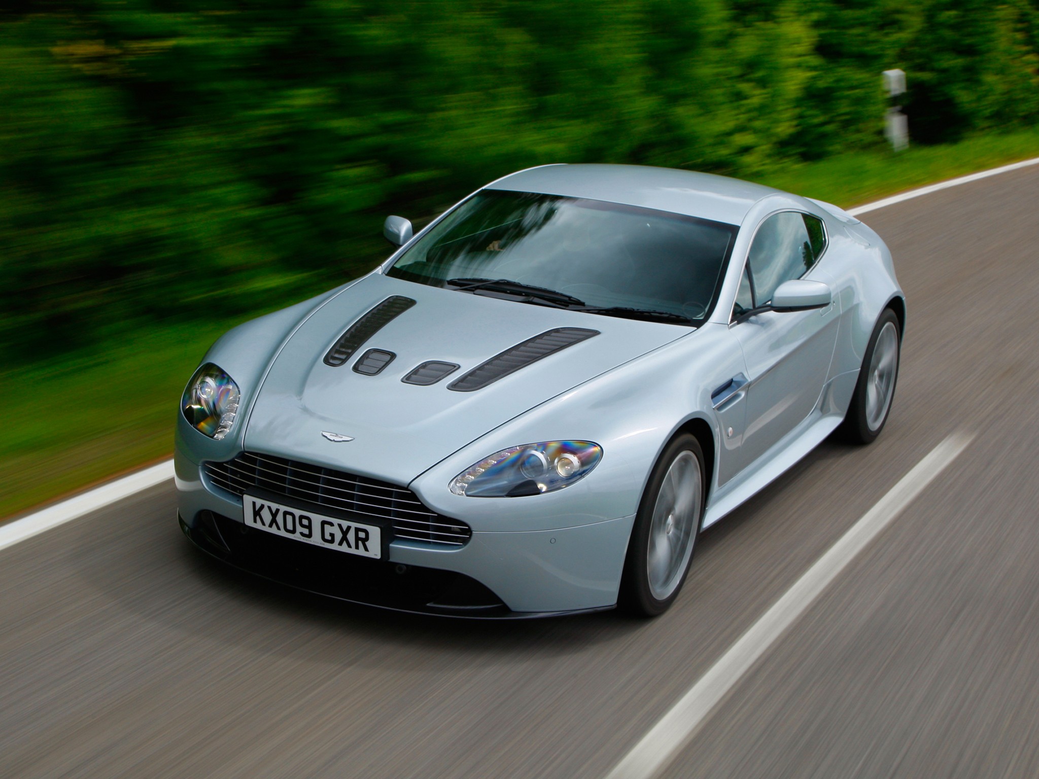 Aston Martin V12 Vantage photo 22
