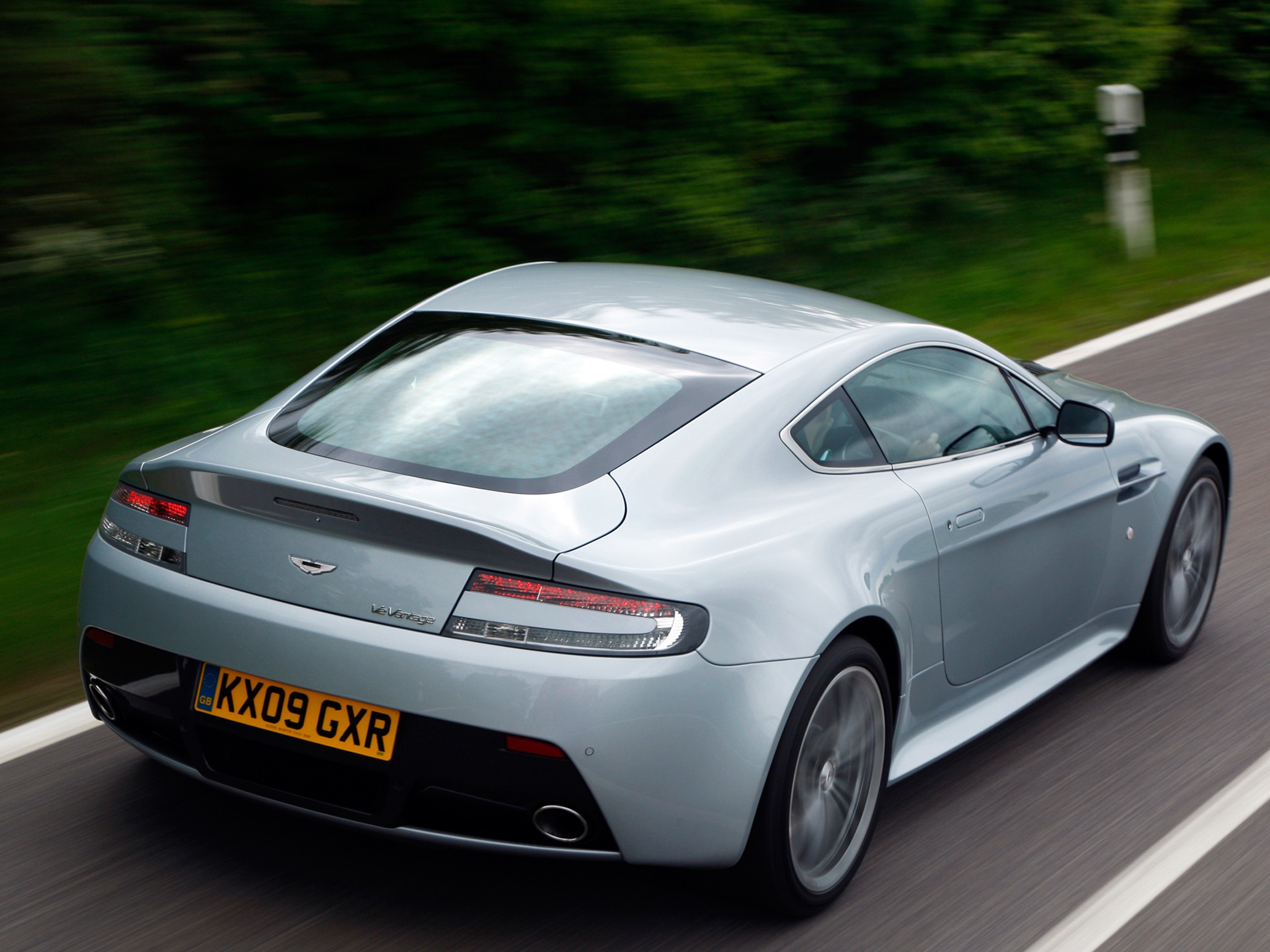 Aston Martin V12 Vantage photo 23