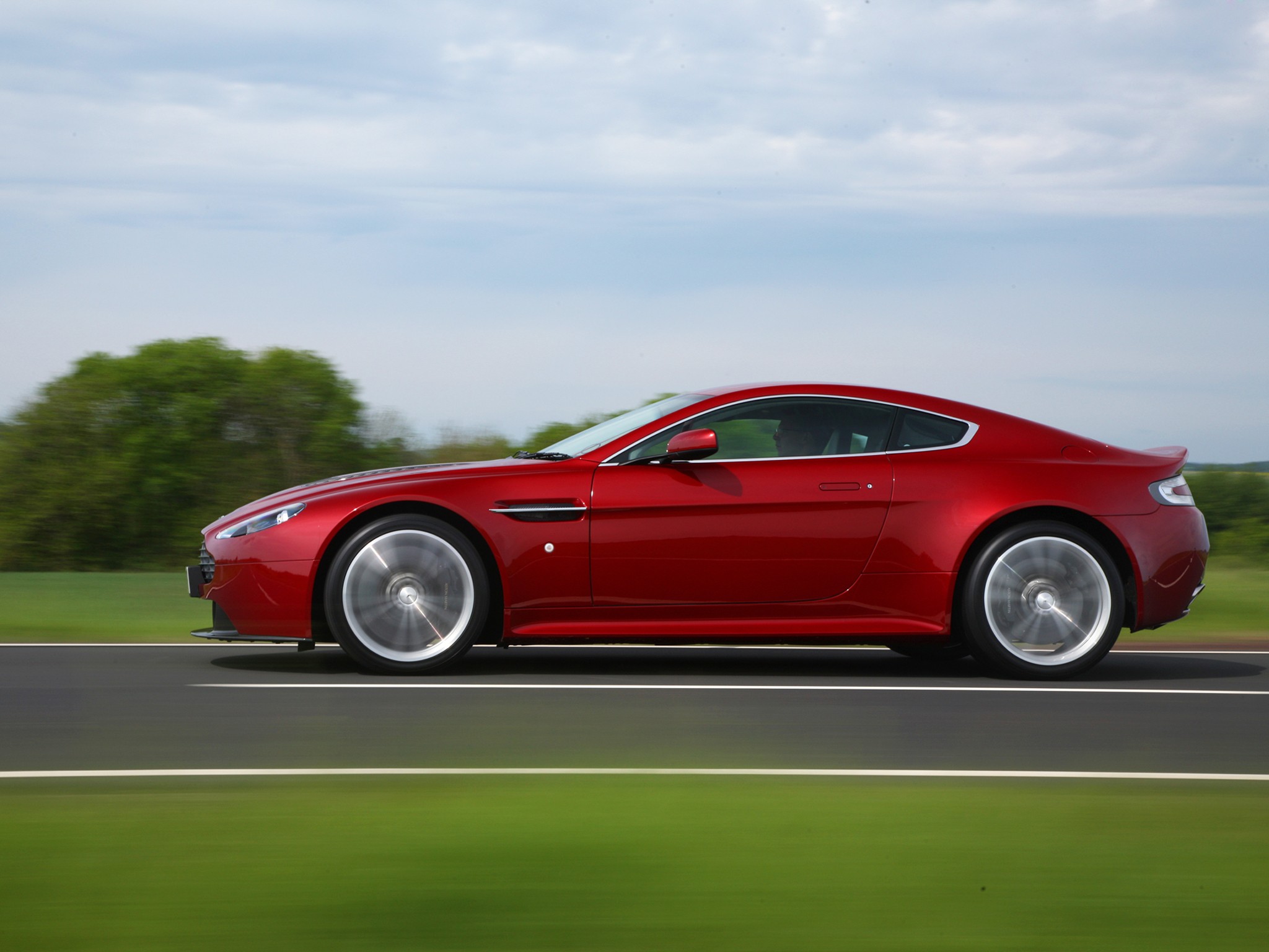Aston Martin V12 Vantage photo 24