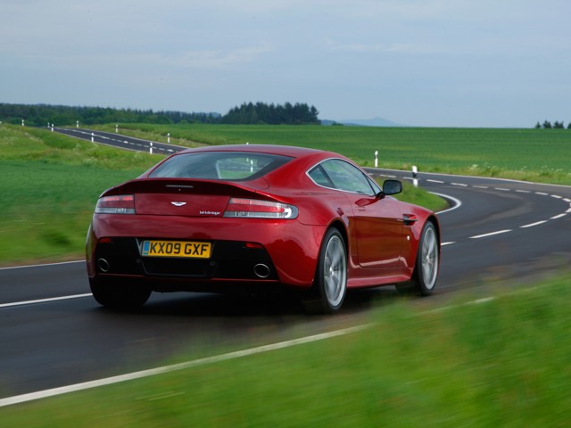 Aston Martin V12 Vantage photo 26