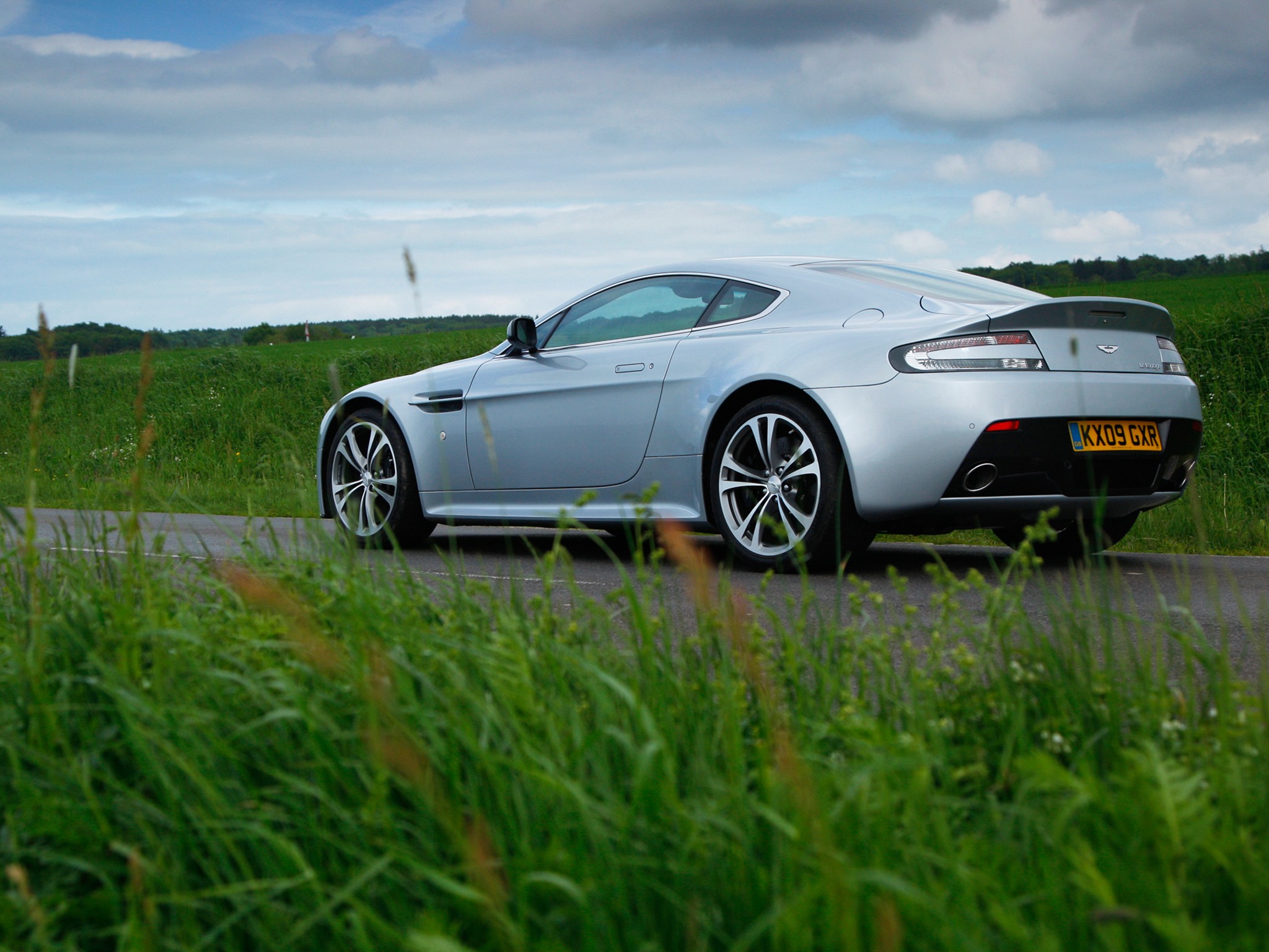 Aston Martin V12 Vantage photo 27
