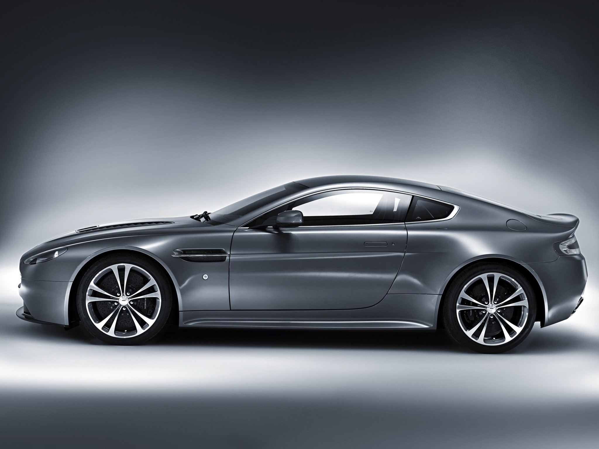 Aston Martin V12 Vantage photo 28