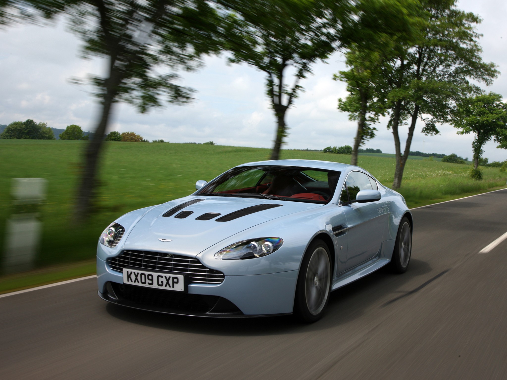 Aston Martin V12 Vantage photo 31
