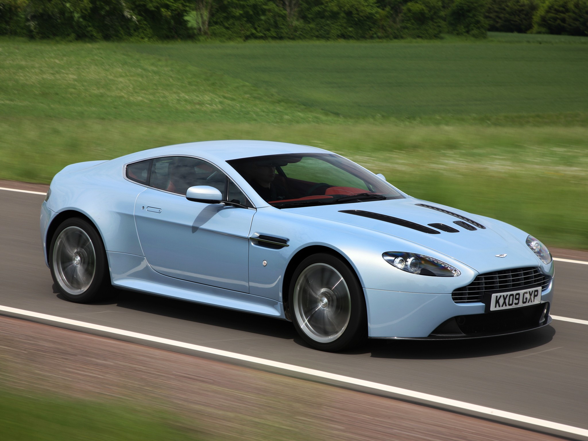 Aston Martin V12 Vantage photo 32