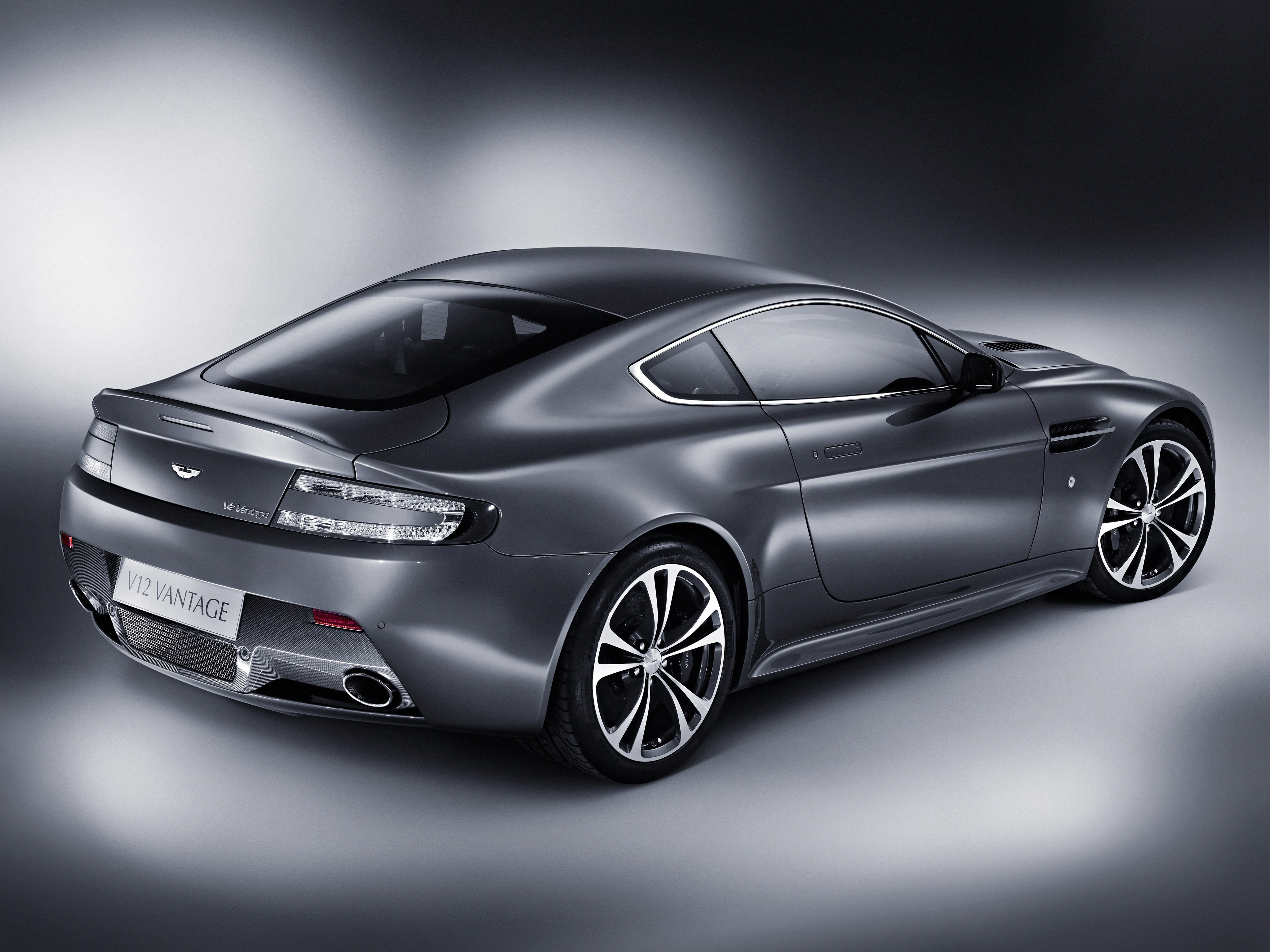 Aston Martin V12 Vantage photo 34