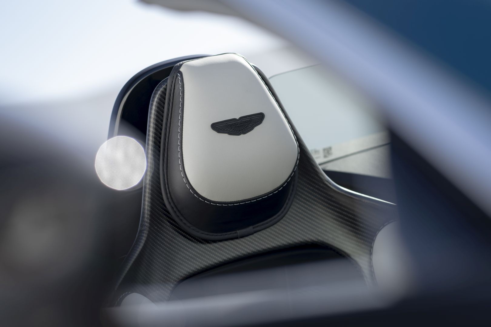 Aston Martin V12 Vantage photo 16