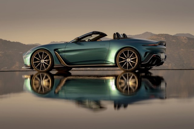 Aston Martin V12 Vantage photo 2