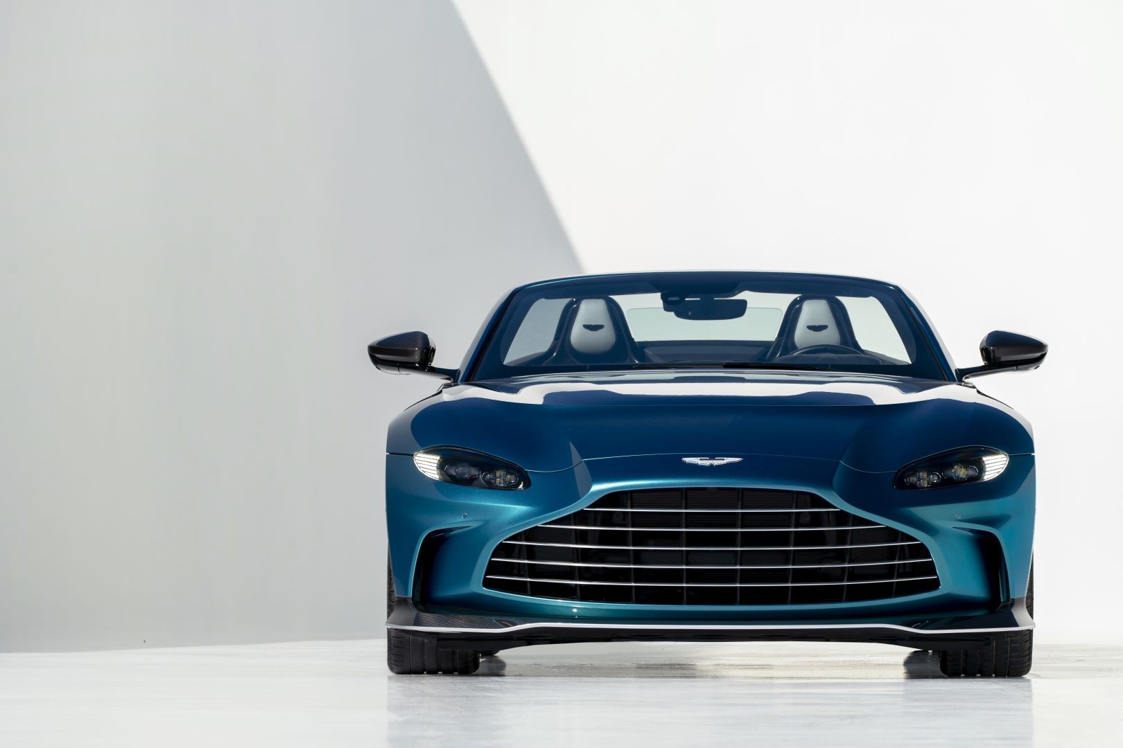 Aston Martin V12 Vantage photo 8
