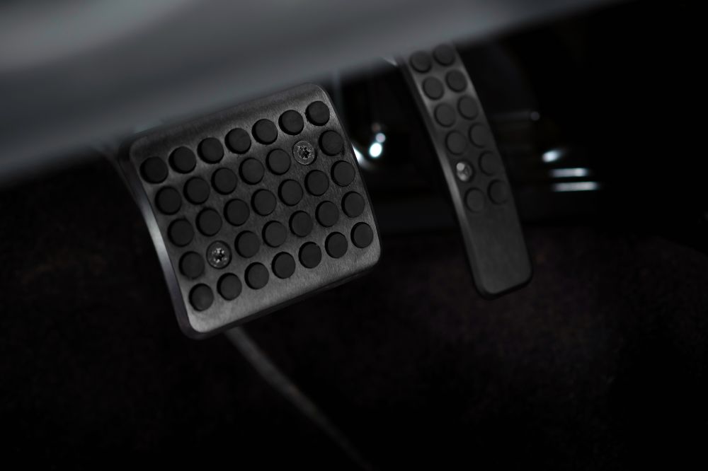 Aston Martin V12 Vantage photo 23