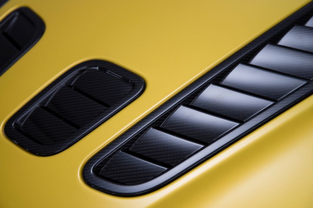 Aston Martin V12 Vantage photo 11