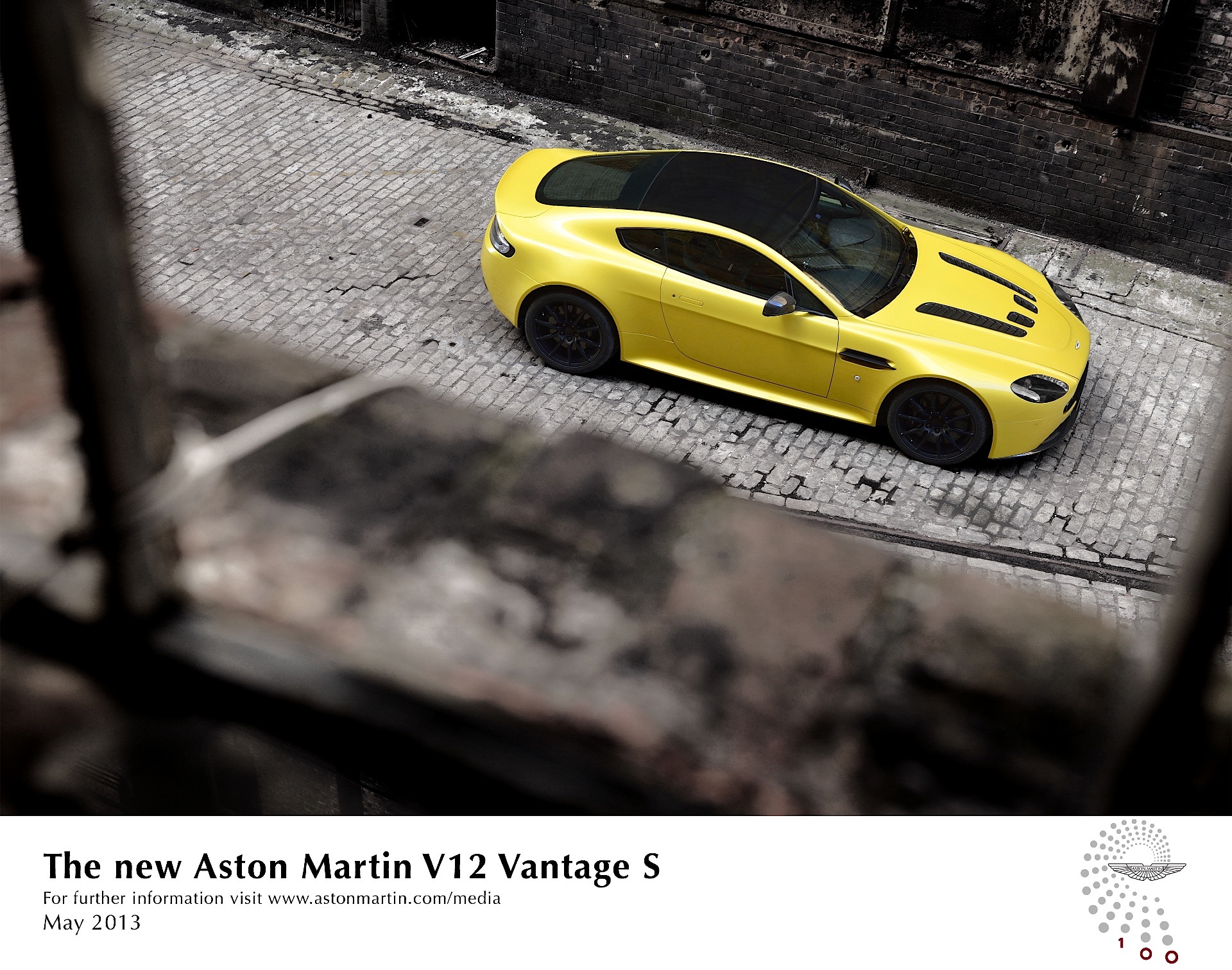 Aston Martin V12 Vantage photo 2