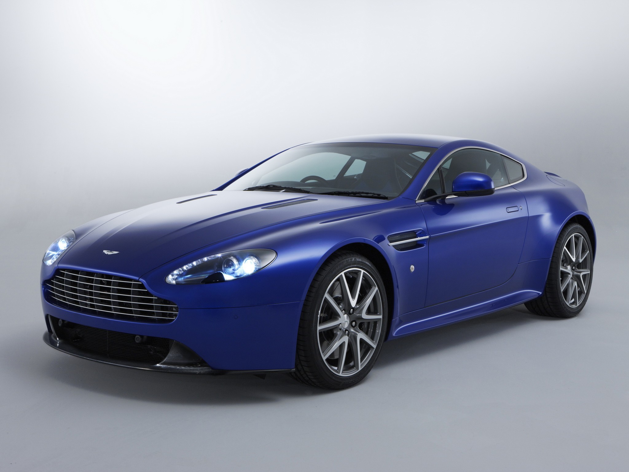Aston Martin V8 Vantage S photo 32