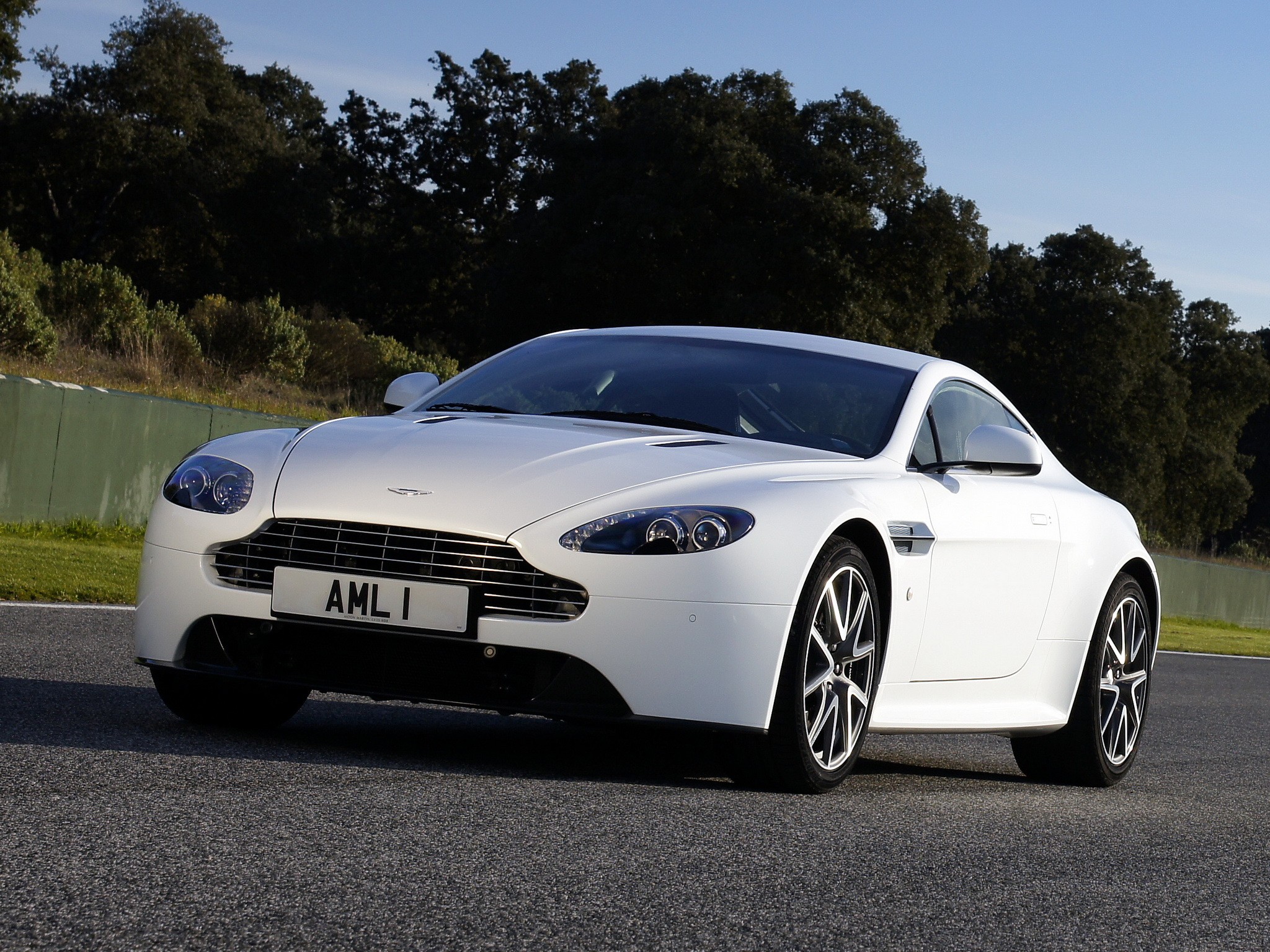 Aston Martin V8 Vantage S photo 36