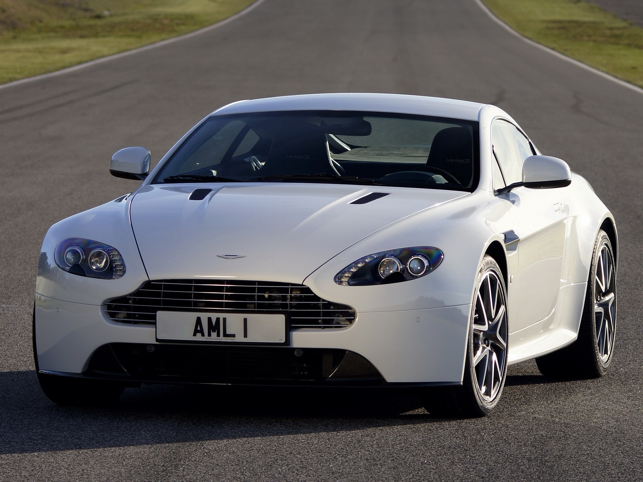 Aston Martin V8 Vantage S photo 37