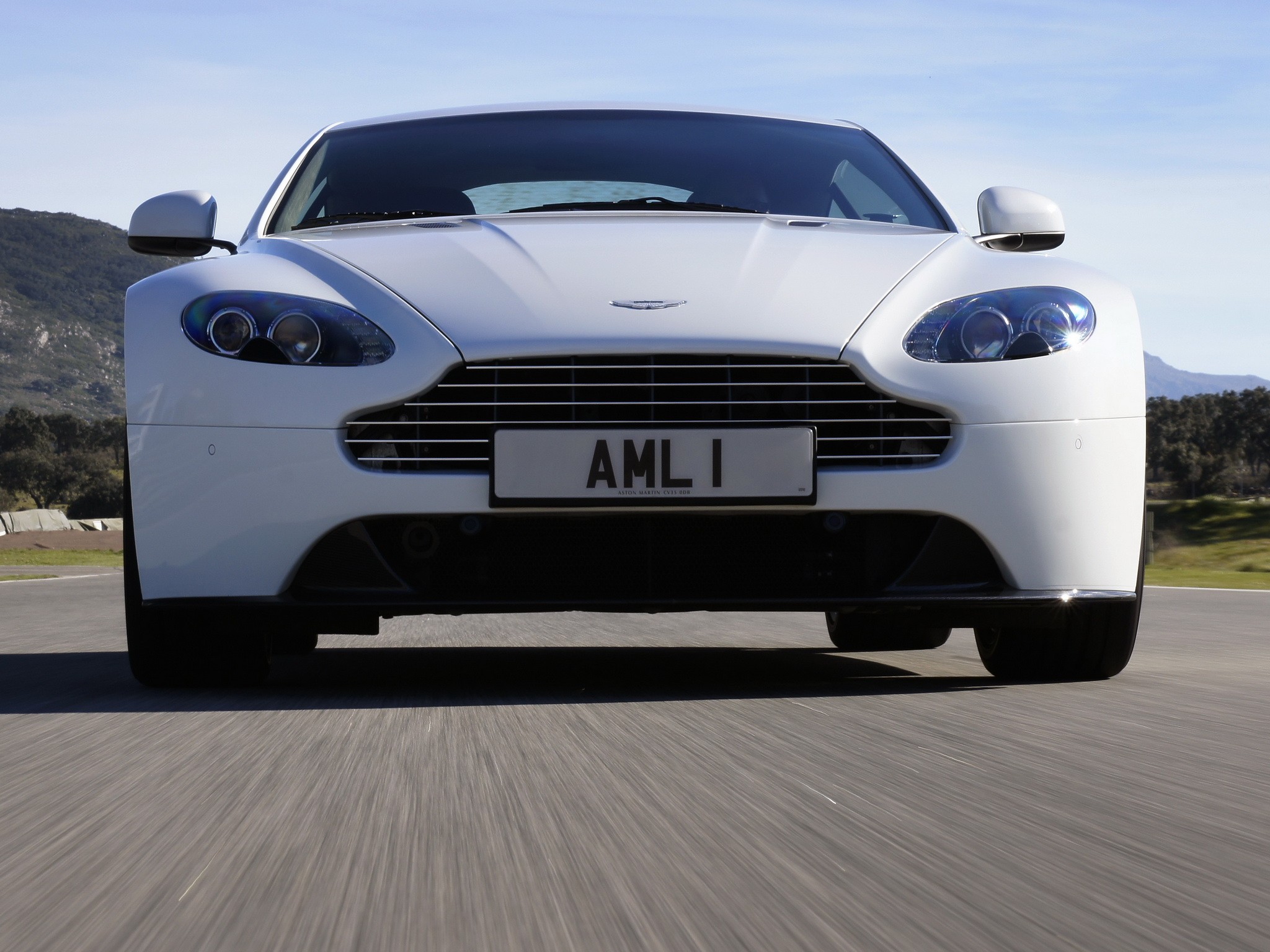 Aston Martin V8 Vantage S photo 38