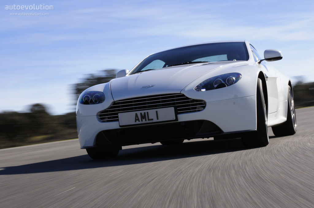 Aston Martin V8 Vantage S photo 12
