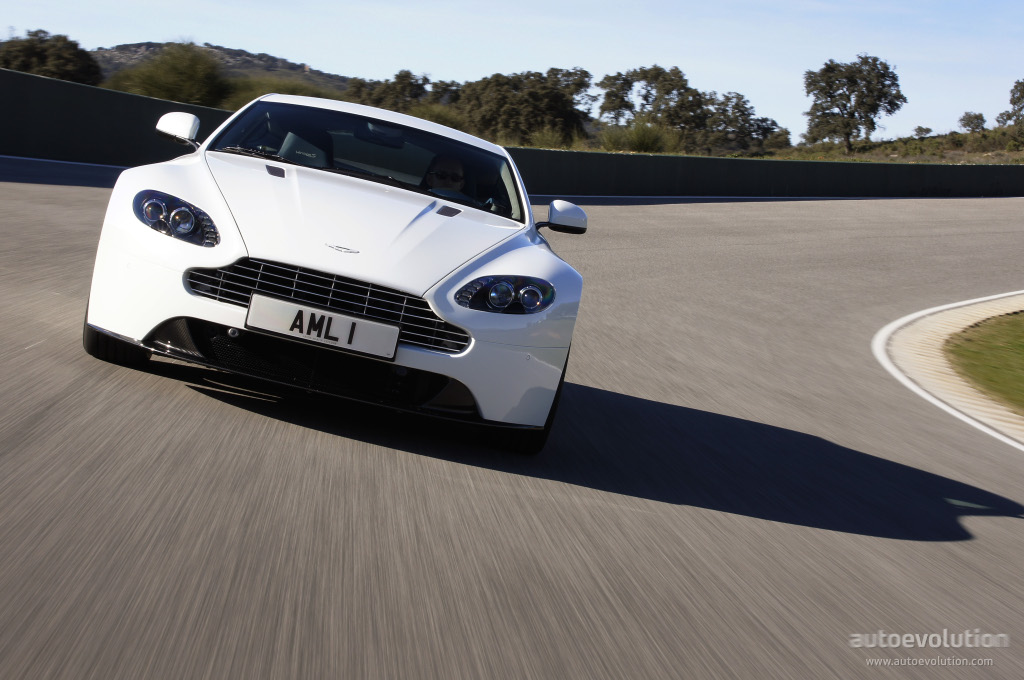 Aston Martin V8 Vantage S photo 13