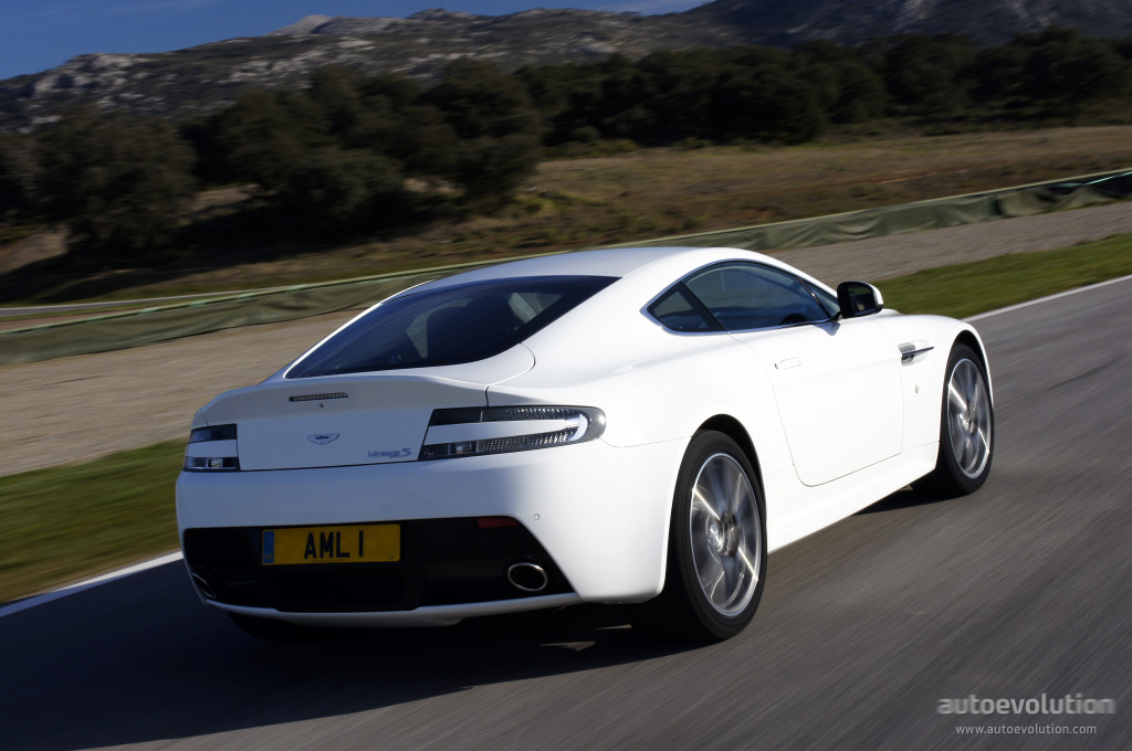 Aston Martin V8 Vantage S photo 14