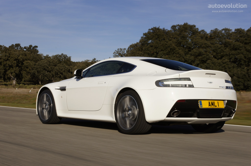 Aston Martin V8 Vantage S photo 15