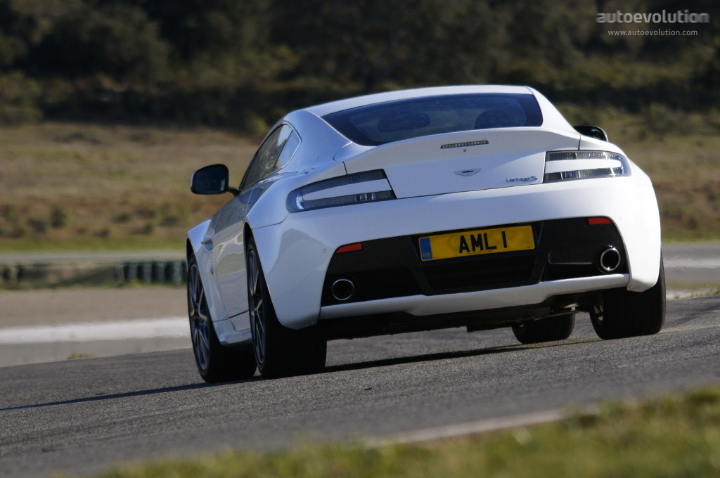Aston Martin V8 Vantage S photo 17