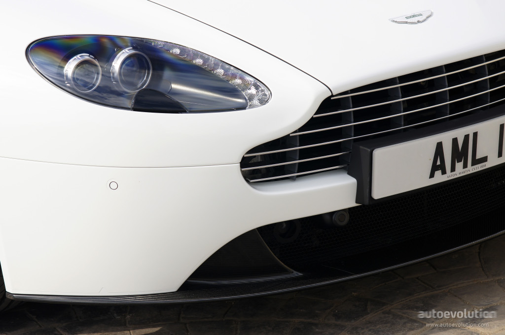 Aston Martin V8 Vantage S photo 18