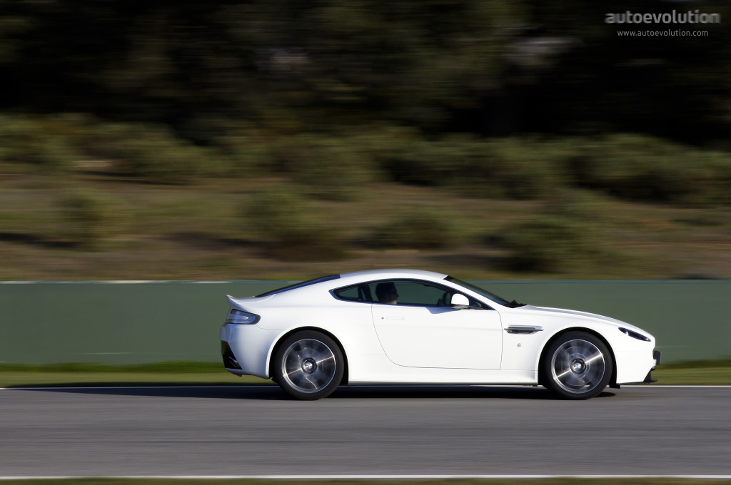 Aston Martin V8 Vantage S photo 21