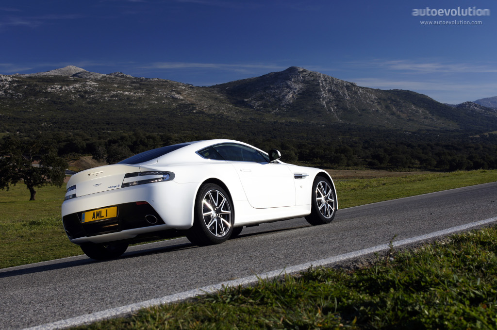 Aston Martin V8 Vantage S photo 22