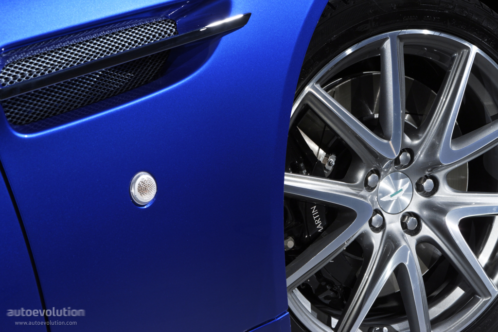 Aston Martin V8 Vantage S photo 25