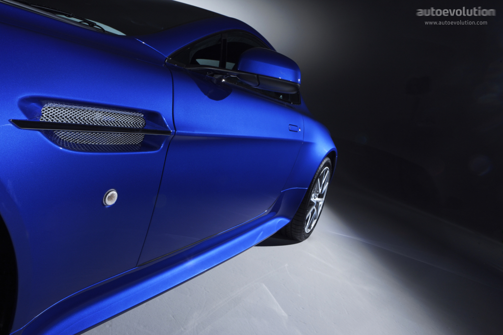 Aston Martin V8 Vantage S photo 26