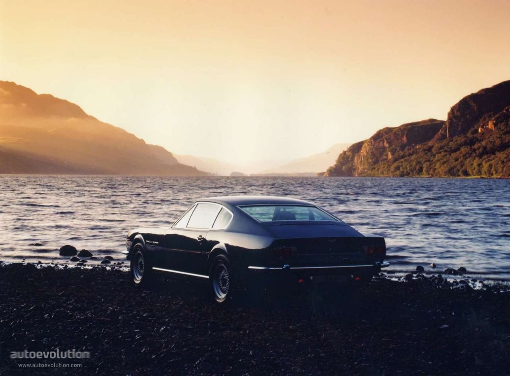 Aston Martin V8 Vantage photo 2