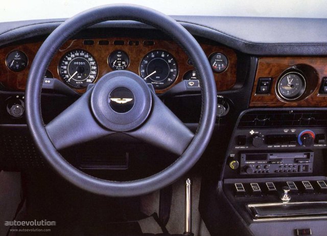 Aston Martin V8 Vantage photo 5