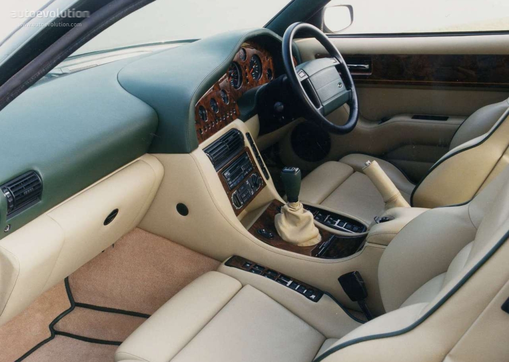 Aston Martin V8 Vantage photo 12