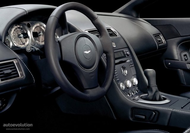 Aston Martin V8 Vantage photo 10