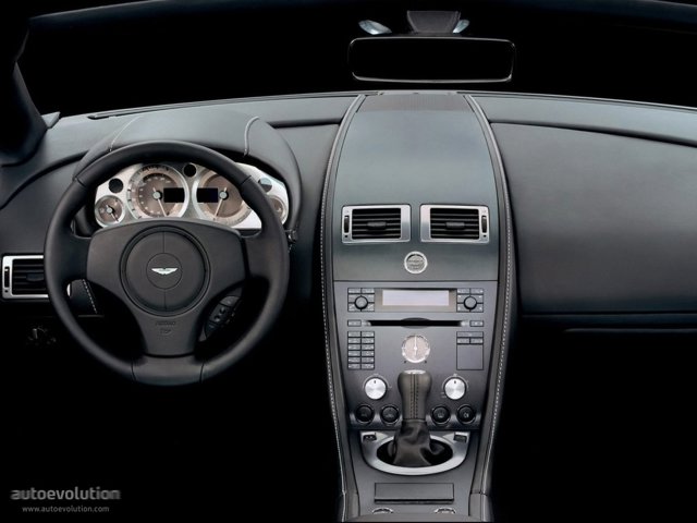 Aston Martin V8 Vantage photo 11