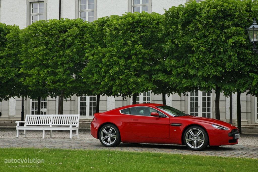 Aston Martin V8 Vantage photo 11
