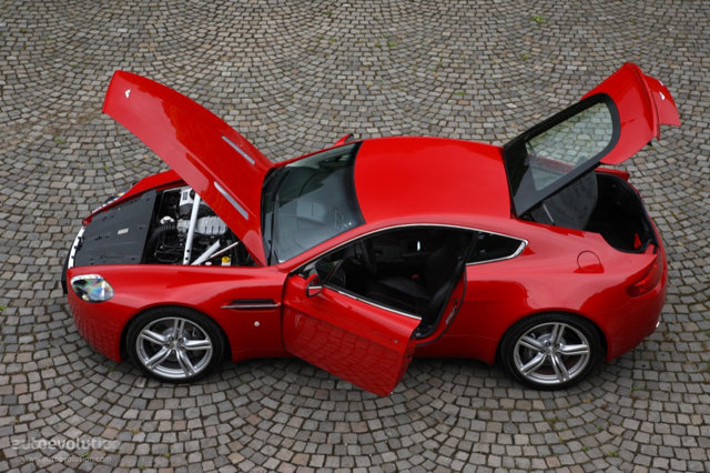 Aston Martin V8 Vantage photo 13