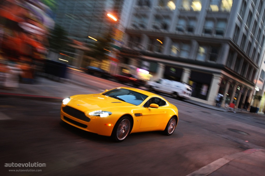 Aston Martin V8 Vantage photo 17