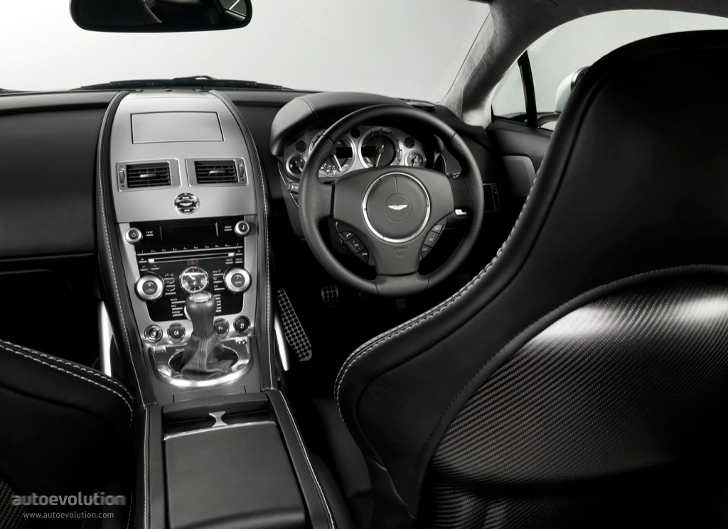 Aston Martin V8 Vantage photo 18